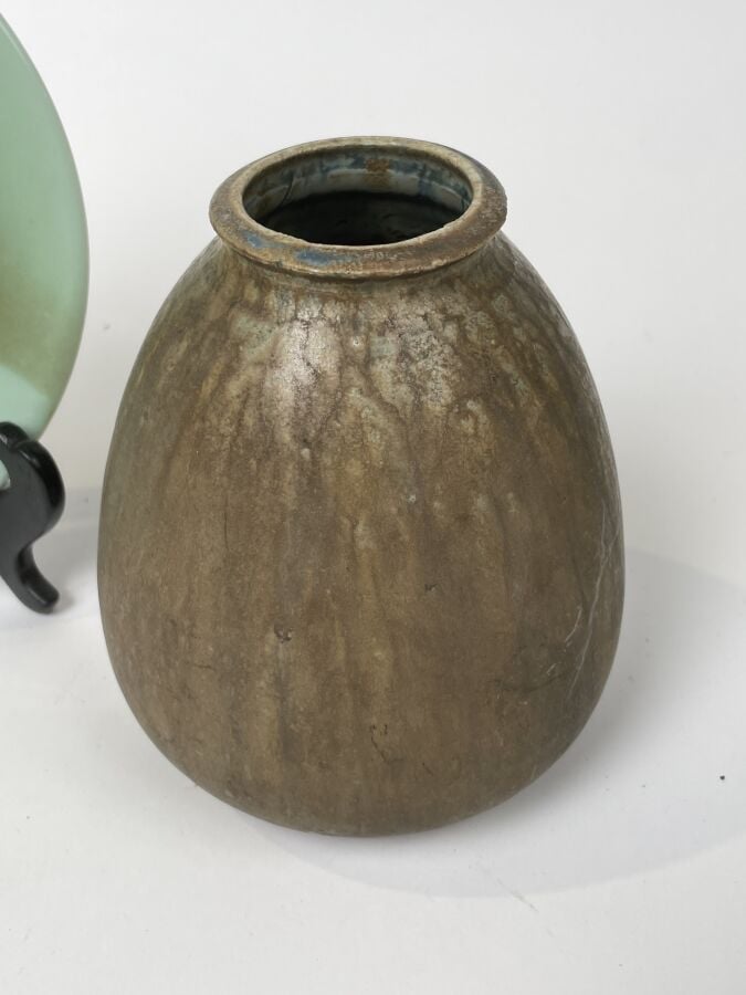Lot comprenant : une ASSIETTE "Mont Fuji", Petit VASE MAROCAIN (accidents), CEN…