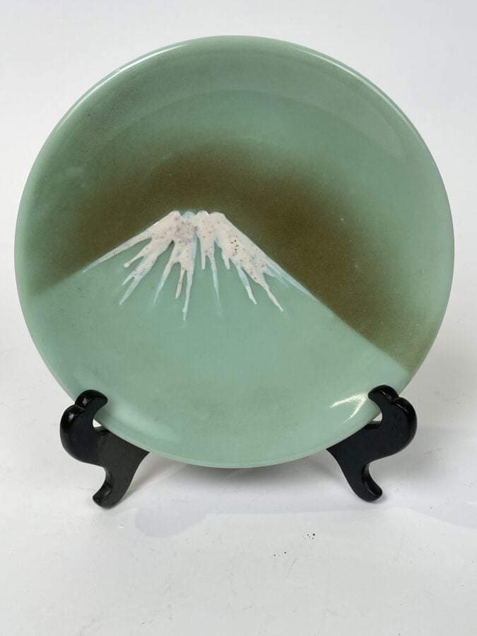 Lot comprenant : une ASSIETTE "Mont Fuji", Petit VASE MAROCAIN (accidents), CEN…