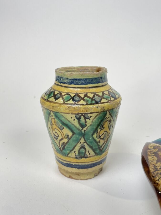 Lot comprenant : une ASSIETTE "Mont Fuji", Petit VASE MAROCAIN (accidents), CEN…