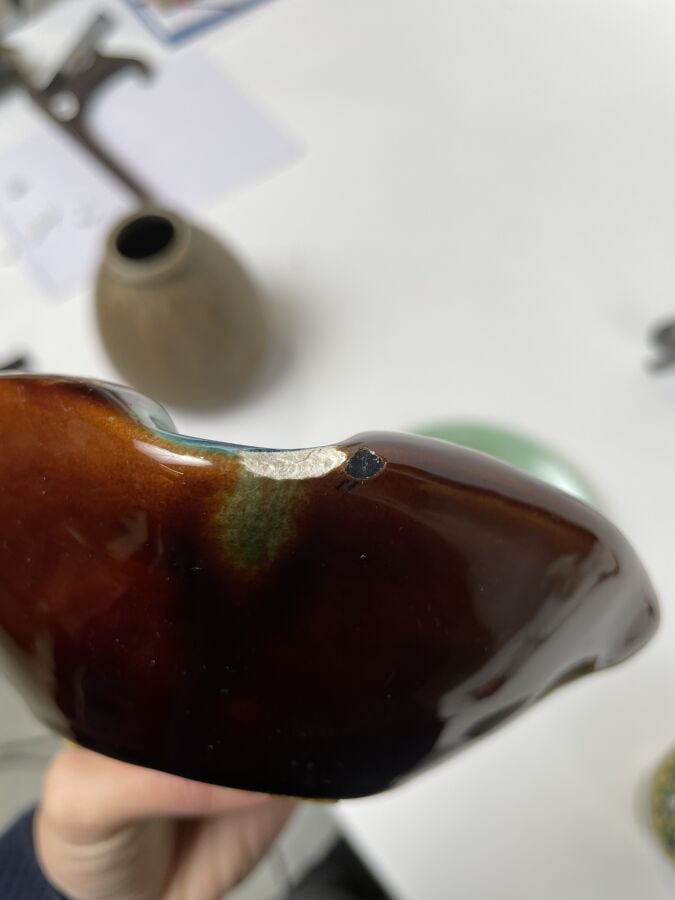 Lot comprenant : une ASSIETTE "Mont Fuji", Petit VASE MAROCAIN (accidents), CEN…