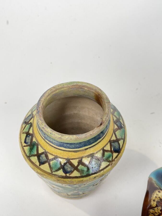 Lot comprenant : une ASSIETTE "Mont Fuji", Petit VASE MAROCAIN (accidents), CEN…