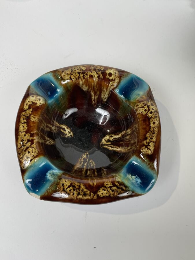 Lot comprenant : une ASSIETTE "Mont Fuji", Petit VASE MAROCAIN (accidents), CEN…