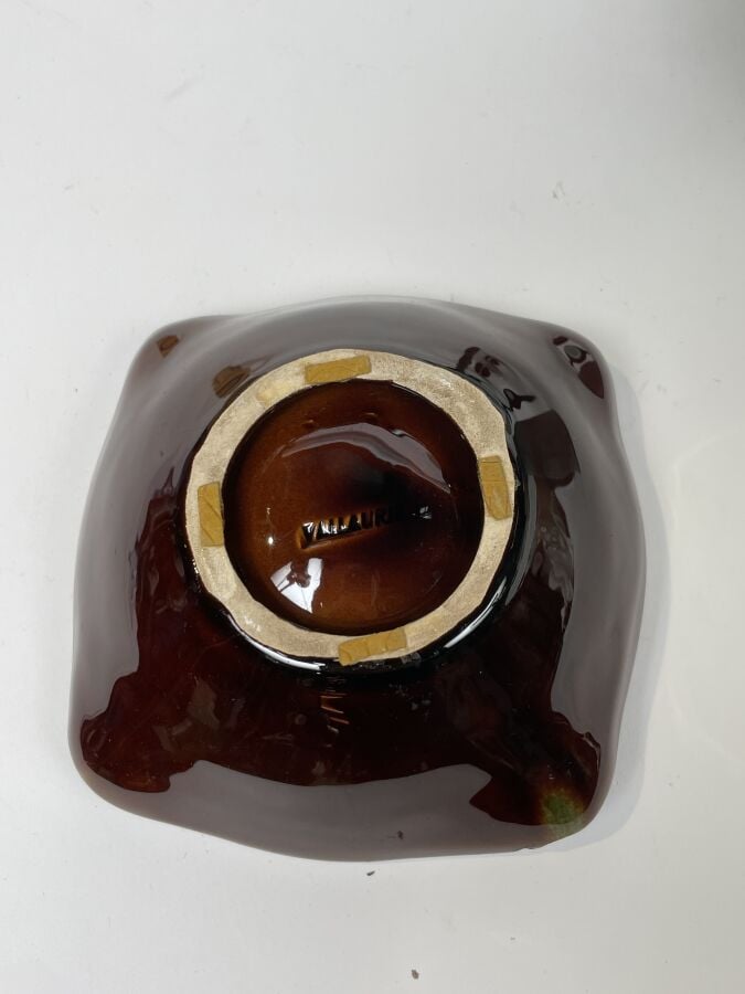 Lot comprenant : une ASSIETTE "Mont Fuji", Petit VASE MAROCAIN (accidents), CEN…