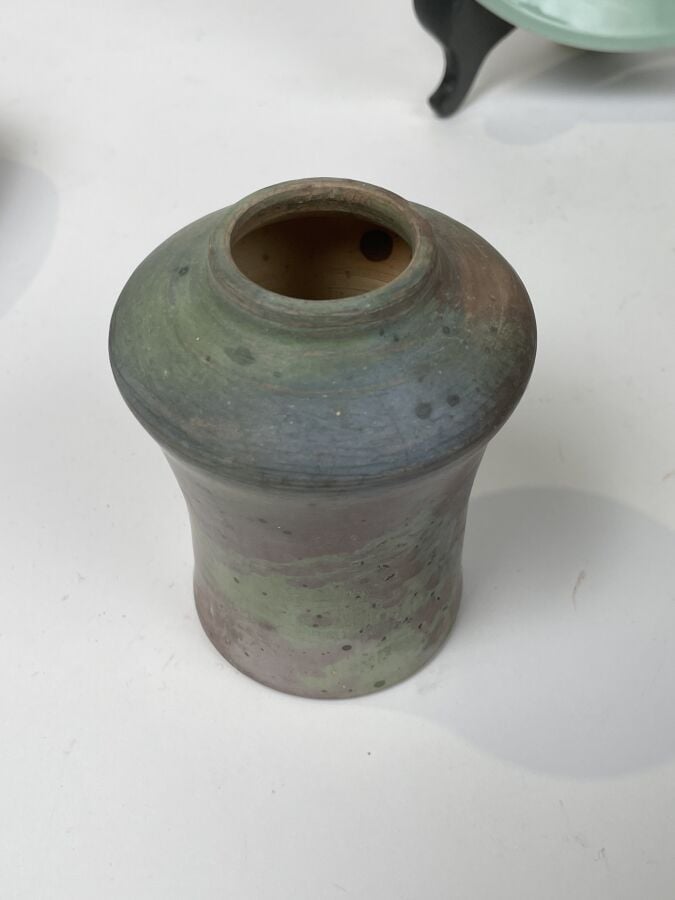Lot comprenant : une ASSIETTE "Mont Fuji", Petit VASE MAROCAIN (accidents), CEN…