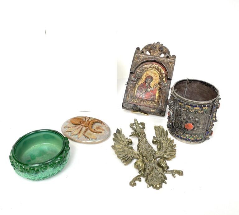 Lot comprenant : une ICONE "Vierge à l'enfant", un couvercle de boîte "hanneton…