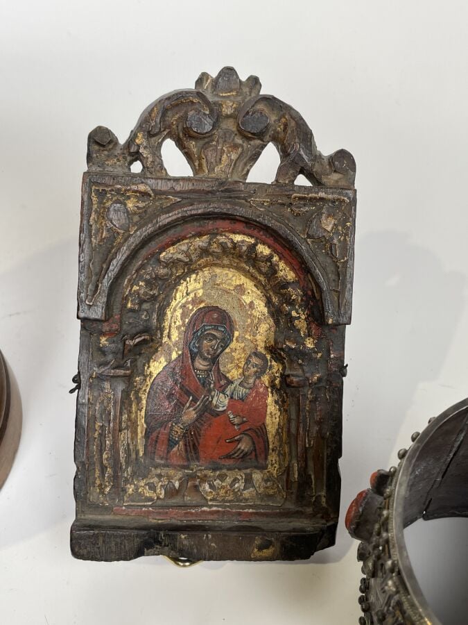Lot comprenant : une ICONE "Vierge à l'enfant", un couvercle de boîte "hanneton…