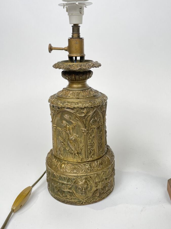 Lot comprenant une LAMPE circulaire à motif néo gothique "Esmeralda" (hauteur :…