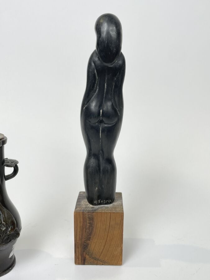 Lot comprenant : une SCULPTURE en plâtre patiné noir signée Thomas, une LAMPE e…