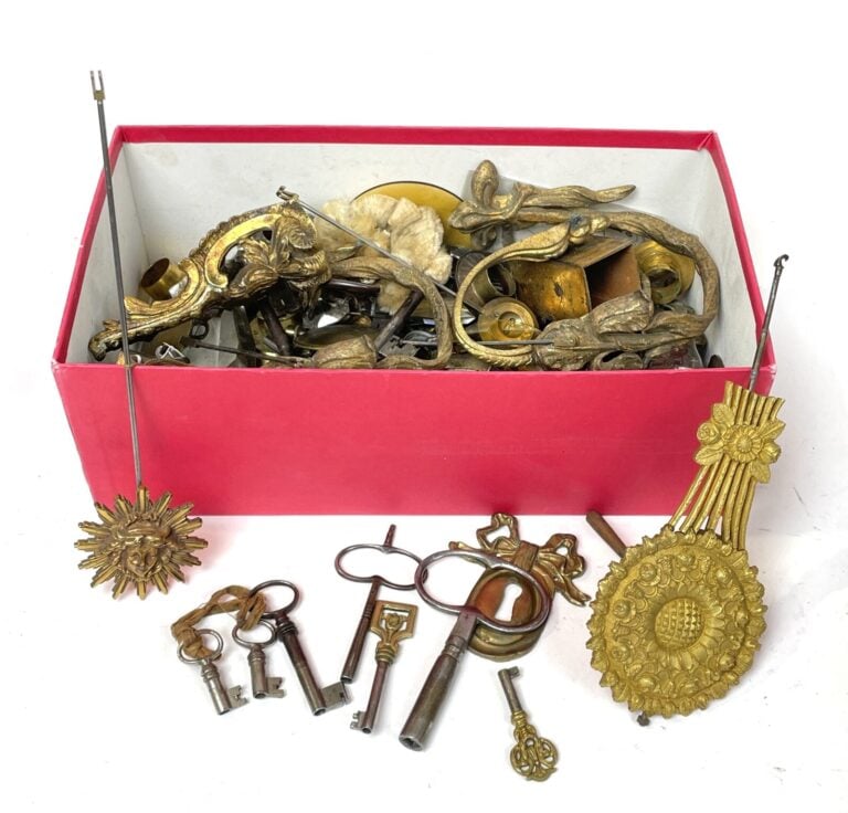 Lot d'ELEMENTS EN BRONZE comprenant : clefs, balanciers, sabots, embrasses, etc…