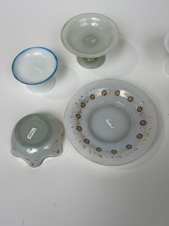lot d'OPALINES : - Deux opalines d'époque Restauration. - 1°/ Assiette en opali…