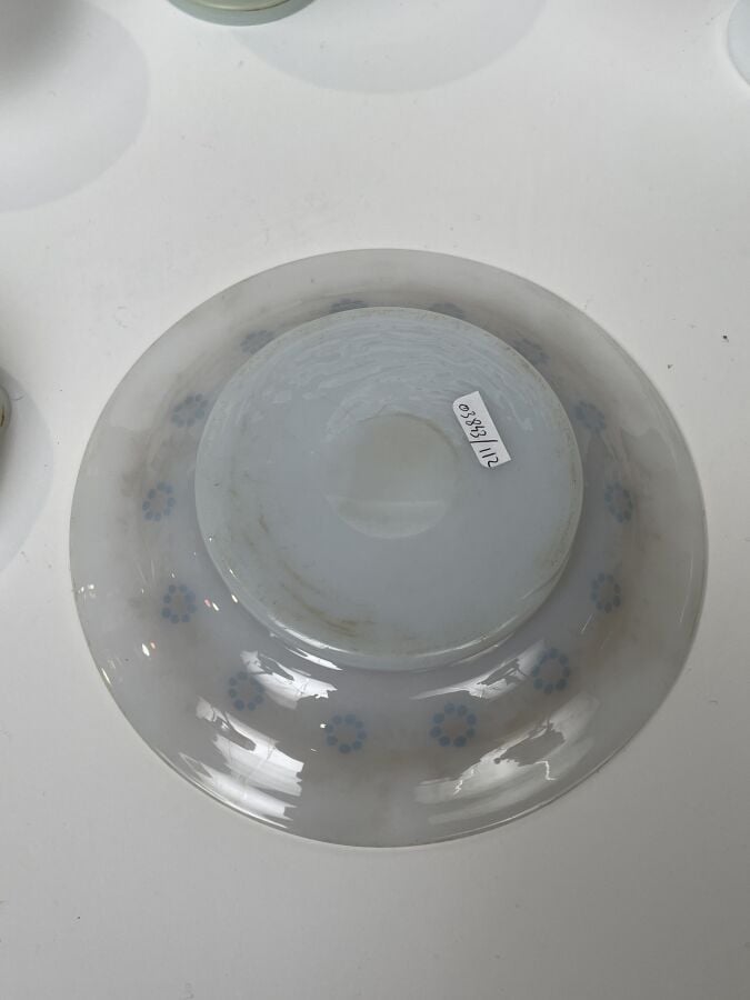 lot d'OPALINES : - Deux opalines d'époque Restauration. - 1°/ Assiette en opali…