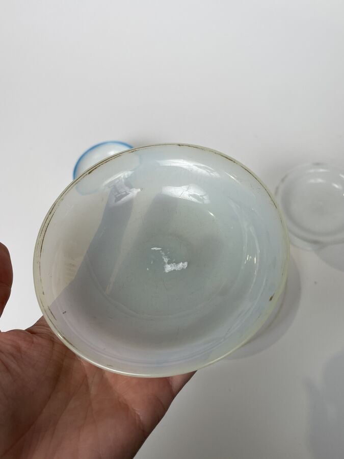 lot d'OPALINES : - Deux opalines d'époque Restauration. - 1°/ Assiette en opali…