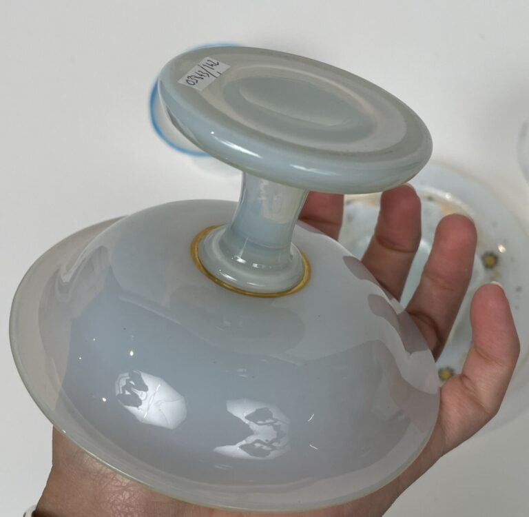 lot d'OPALINES : - Deux opalines d'époque Restauration. - 1°/ Assiette en opali…