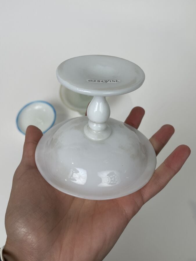 lot d'OPALINES : - Deux opalines d'époque Restauration. - 1°/ Assiette en opali…