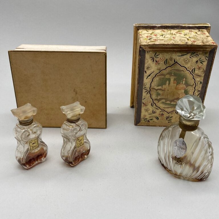 Lot de 2 flacons: - - 1 flacon bien-aimé dans sa boîte, 1950, "Caravane", bouch…