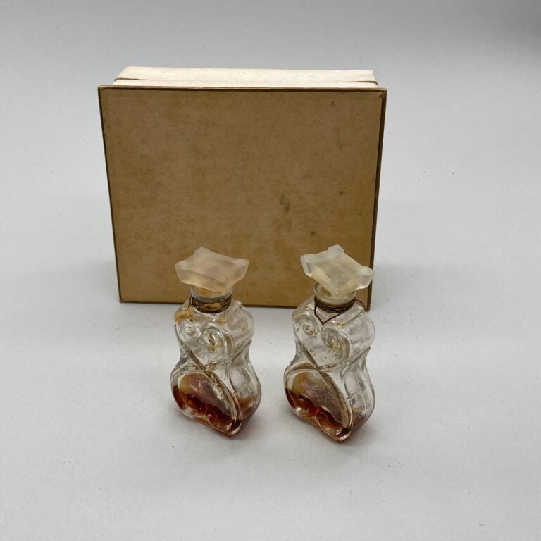 Lot de 2 flacons: - - 1 flacon bien-aimé dans sa boîte, 1950, "Caravane", bouch…