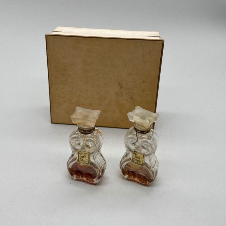 Lot de 2 flacons: - - 1 flacon bien-aimé dans sa boîte, 1950, "Caravane", bouch…