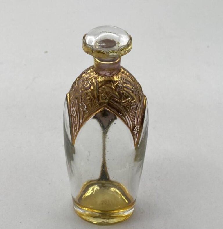 lot de 3 flacons : - -CORDAY, 2 flacons à bouchon émeri, h.14cm - - Flacon à mo…