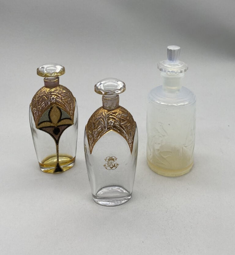 lot de 3 flacons : - -CORDAY, 2 flacons à bouchon émeri, h.14cm - - Flacon à mo…