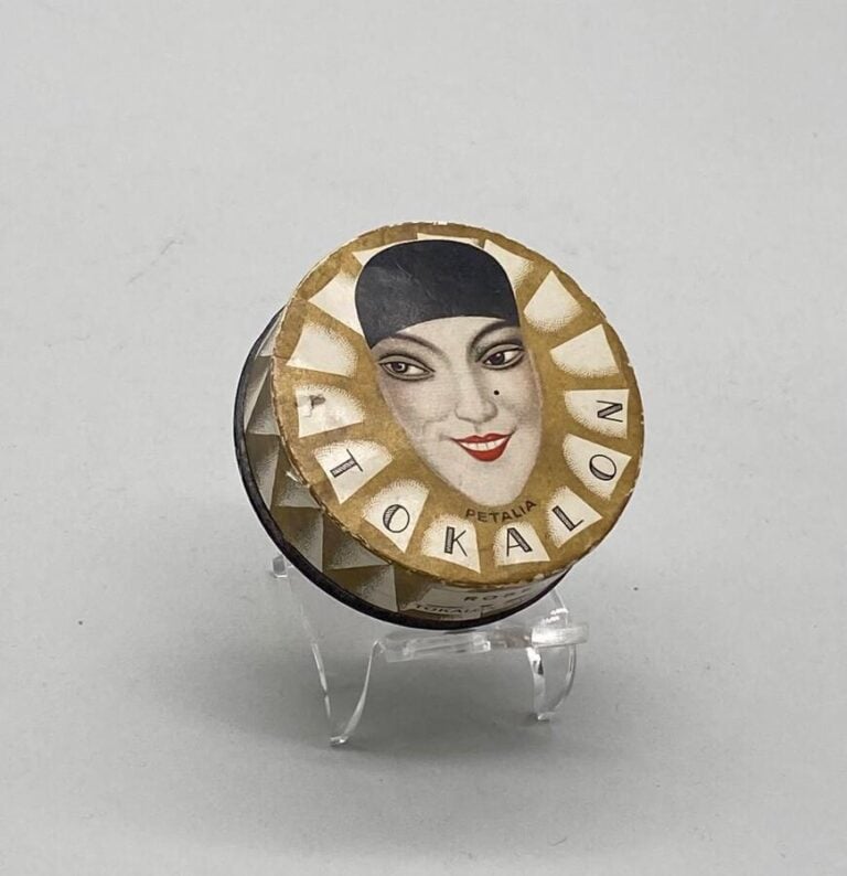 Lot de boîtes à poudre vides des années 1930-1950, dont : - - LANCÔME - - REVIR…