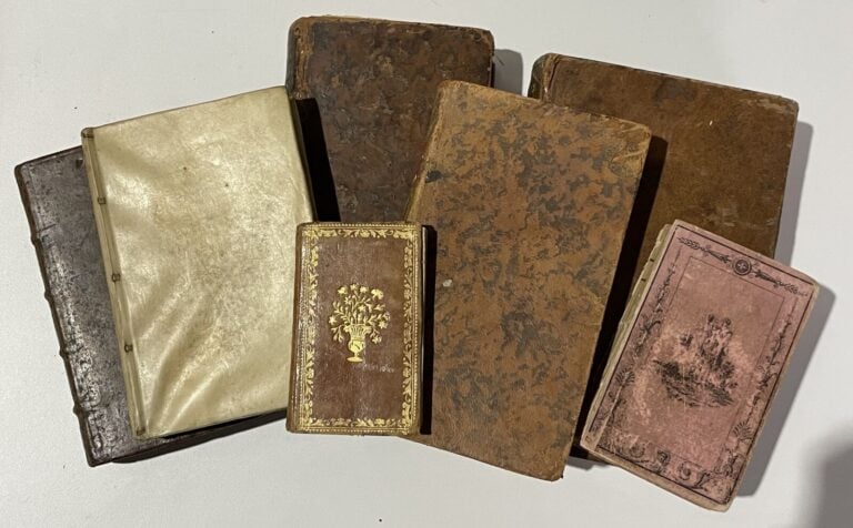 Lot de livres reliés divers - - Lot à retirer à : - PANAME SERVICES - 54 avenue…