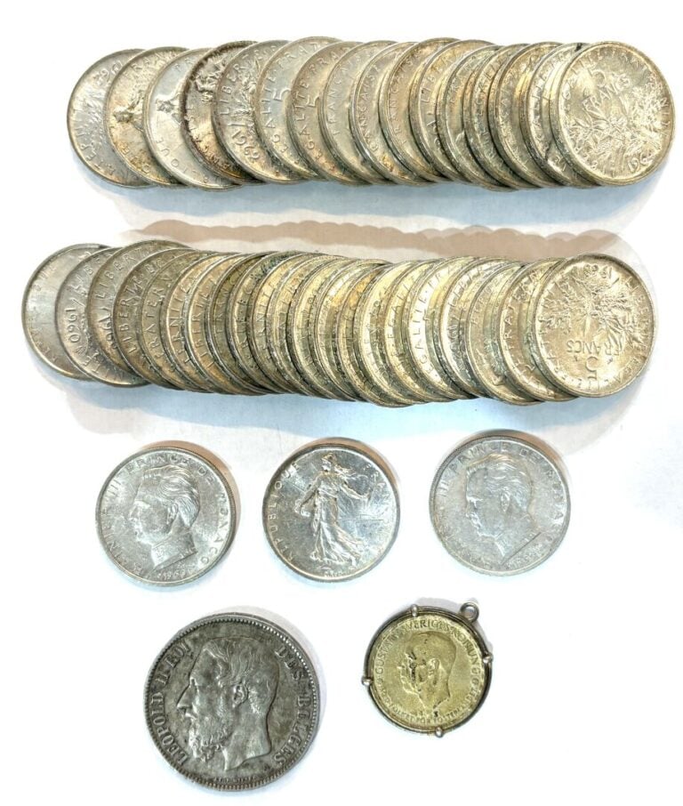 Lot de monnaies diverses comprenant : - -Trente-huit 5 Francs Semeuse argent -…