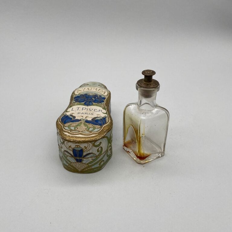 L.T. PIVERT , "Azurea", vers 1900, 1 flacon, en verre blanc à bouchon liège, da…