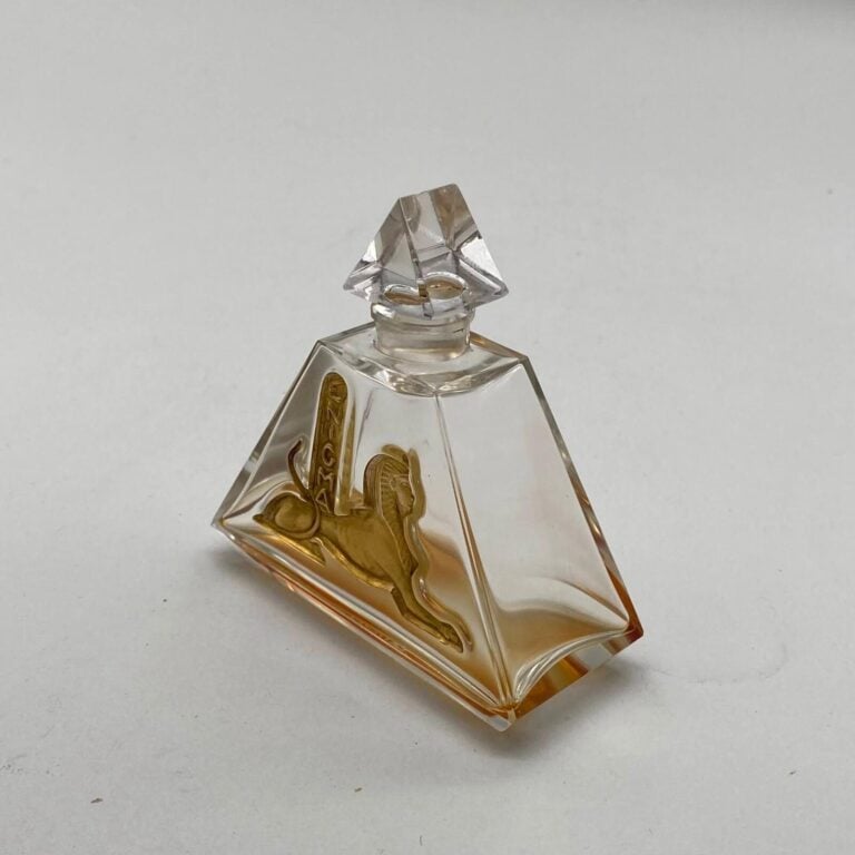 LUBIN, pour "enigma", 1925, 1 flacon pyramidale en cristal de Baccarat décoré d…