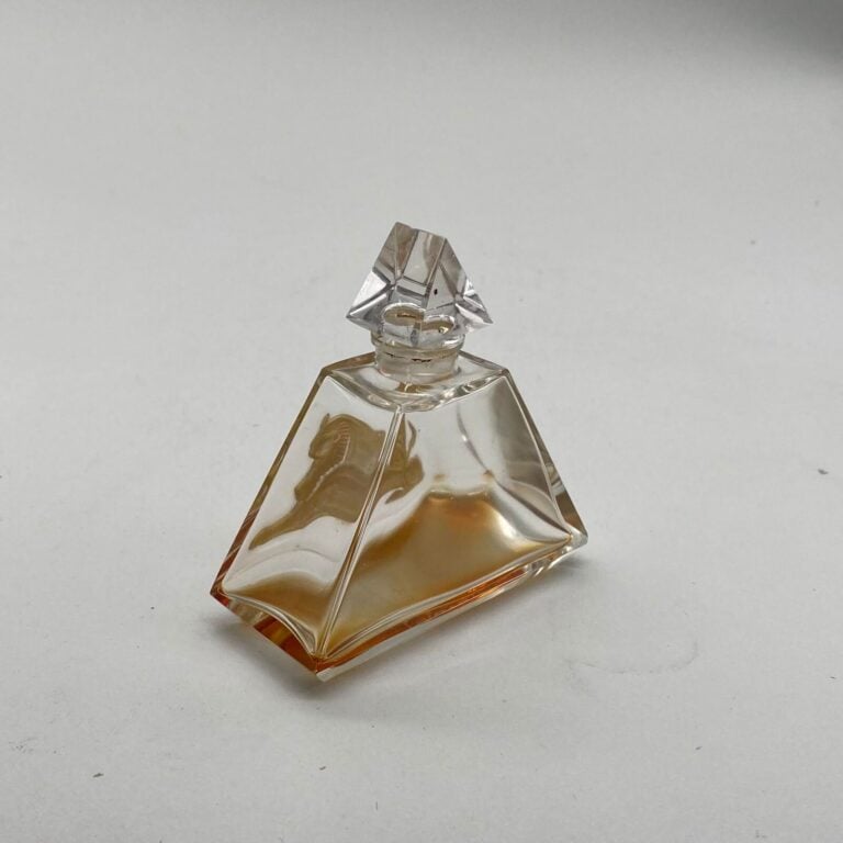 LUBIN, pour "enigma", 1925, 1 flacon pyramidale en cristal de Baccarat décoré d…