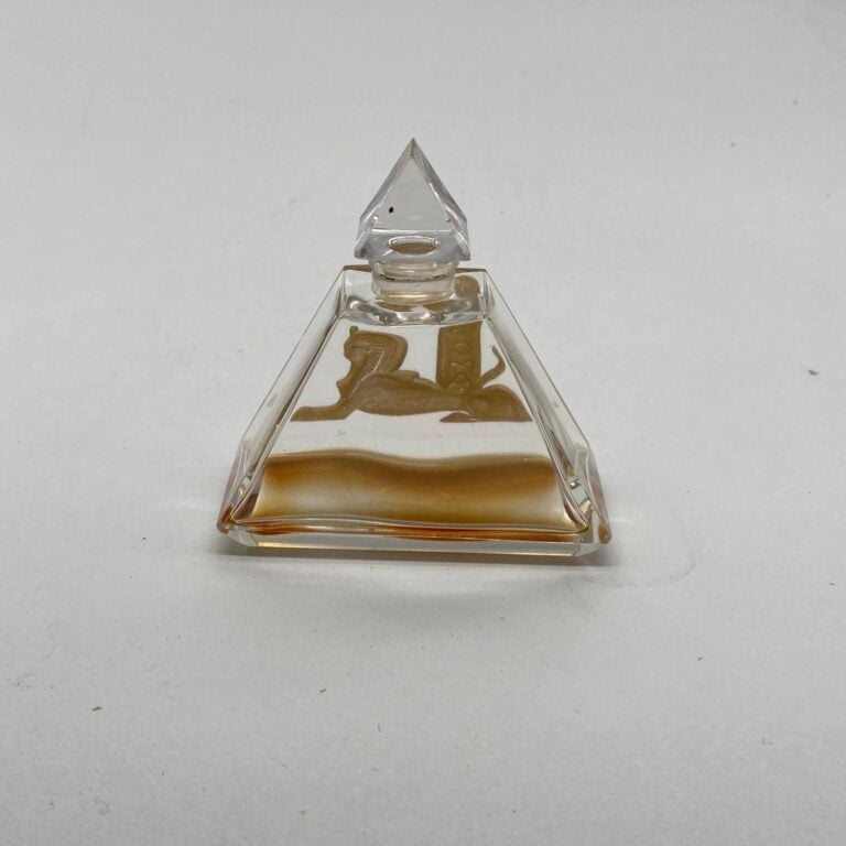 LUBIN, pour "enigma", 1925, 1 flacon pyramidale en cristal de Baccarat décoré d…