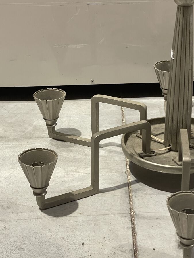 LUSTRE en métal chromé d'époque Art Déco à six Lumières. - - Lot à retirer à :…