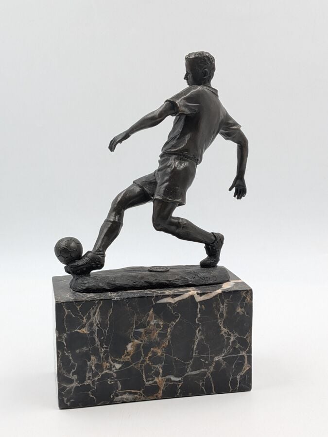 MILO (d'après) - Footballeur en bronze patiné sur socle en marbre" - Marque "Br…