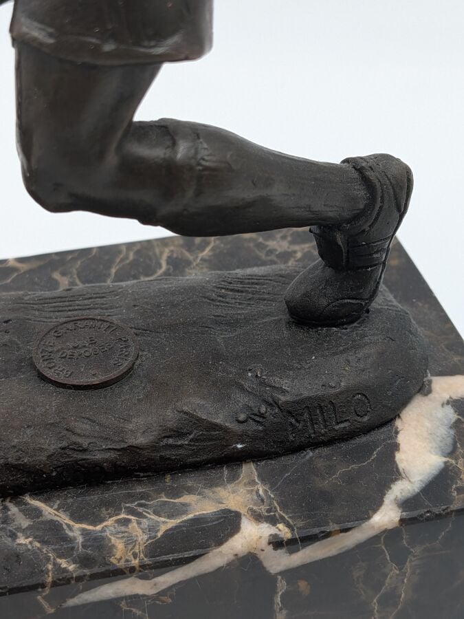 MILO (d'après) - Footballeur en bronze patiné sur socle en marbre" - Marque "Br…