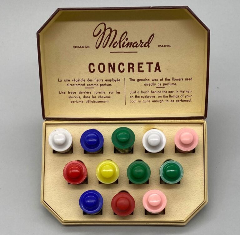 MOLINARD, 1 coffret de 12 boites concreta en forme d'urne