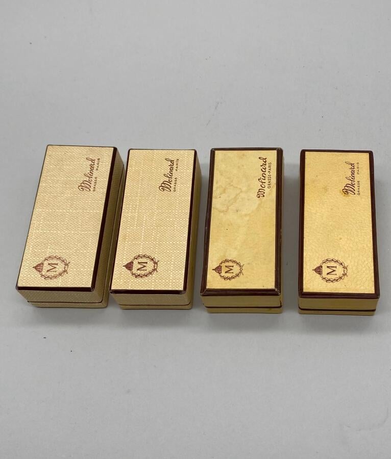 MOLINARD, 4 petits coffrets de concreta, dont : - - 3 en forme de bérets de mar…