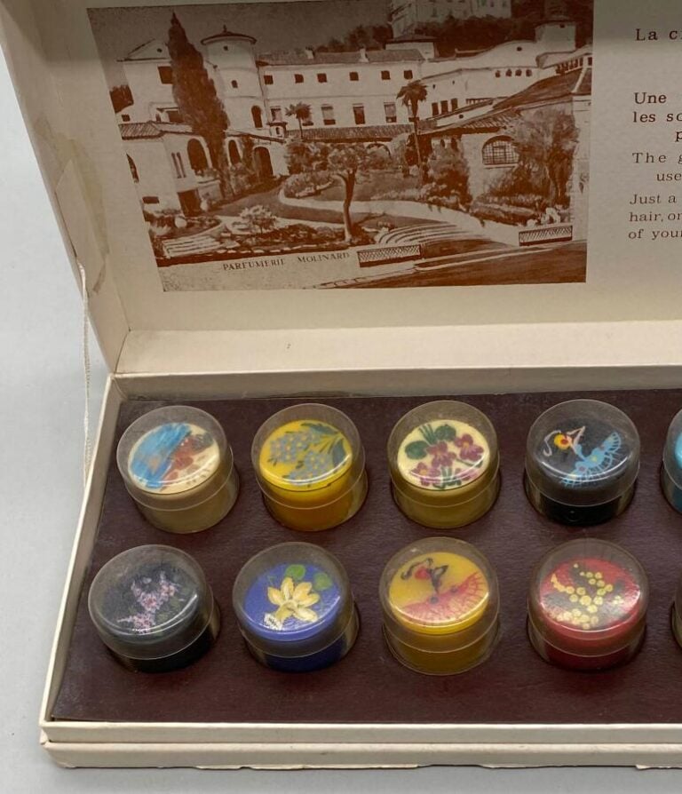 MOLINARD, coffret de 12 boites Concreta, la cire végétale des fleurs - (Boîte t…