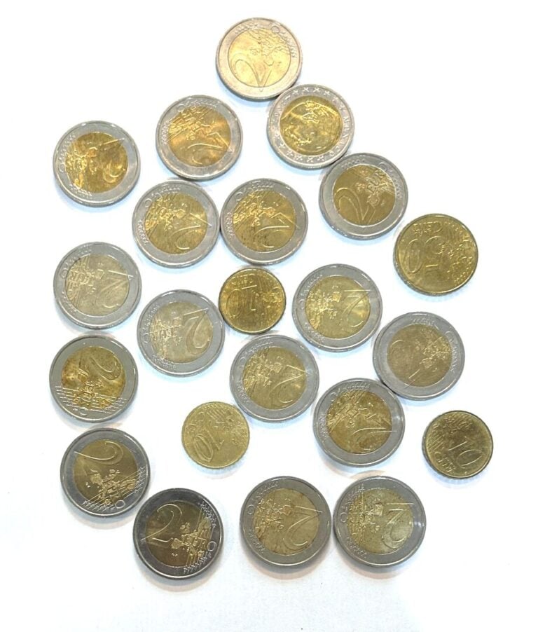 Monaco - Euros - Lot comprenant : - -Six 2 Euros Rainier III 2001 - -Douze 2 Eu…