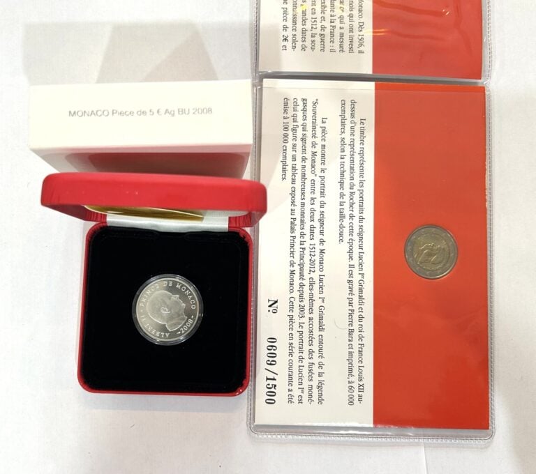 Monaco - Euros - Lot comprenant : - -Une 5 Euros Argent 2008, Albert II - -Un E…