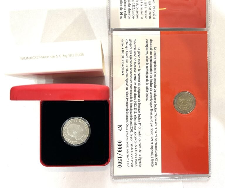 Monaco - Euros - Lot comprenant : - -Une 5 Euros Argent 2008, Albert II - -Un E…