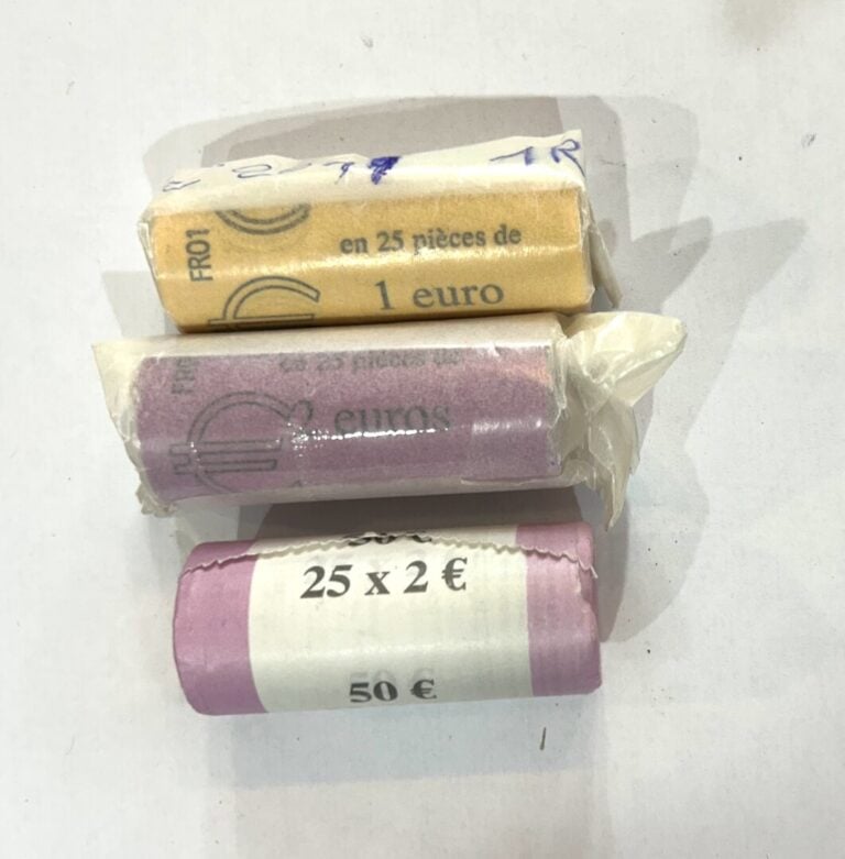 Monaco-Euros - Lot de trois Rouleaux comprenant : - -Un Rouleau de 25 pièces de…