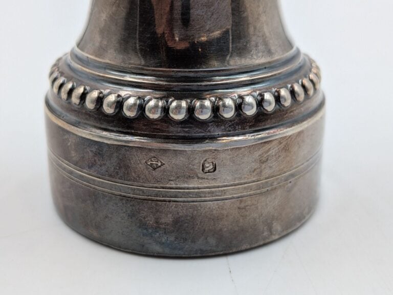 MOULIN A POIVRE en argent, bordure perlée de marque Peugeot - Poids brut : 120…
