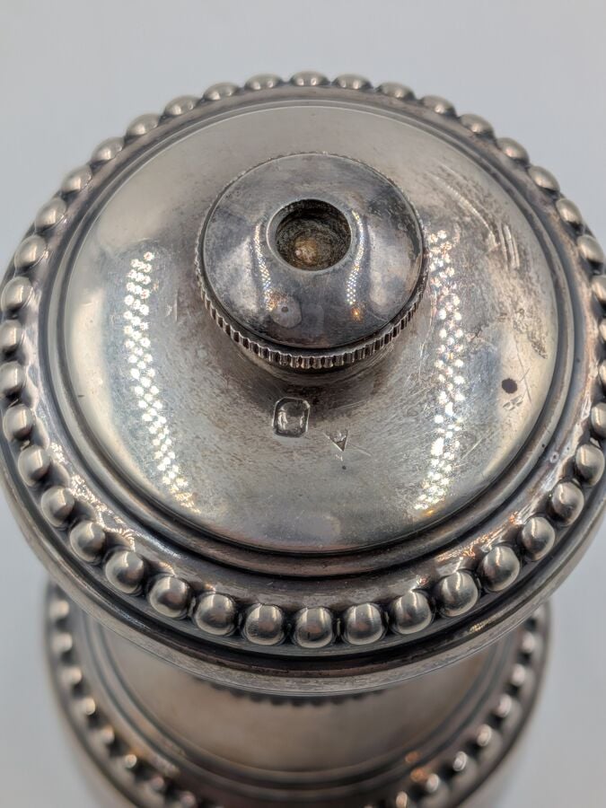 MOULIN A POIVRE en argent, bordure perlée de marque Peugeot - Poids brut : 120…