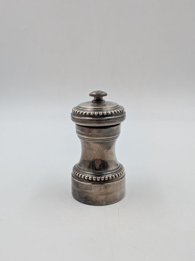 MOULIN A POIVRE en argent, bordure perlée de marque Peugeot - Poids brut : 120…