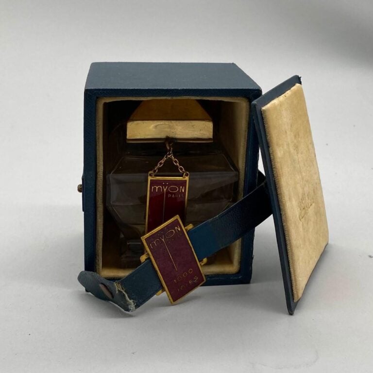 MYON pour "1000 joies", 1925, coffret titré avec son étiquette en métal émaillé…