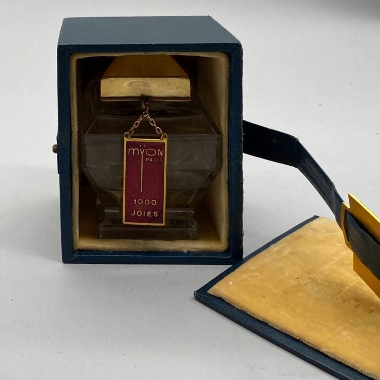 MYON pour "1000 joies", 1925, coffret titré avec son étiquette en métal émaillé…