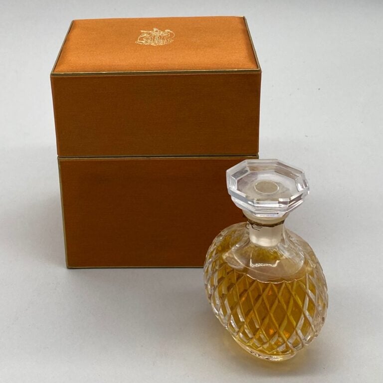 NINA RICCI, pour "Capricci"', 1 flacon en cristal de Marc Lalique, bouchon émer…