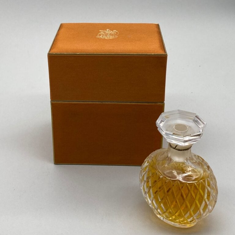 NINA RICCI, pour "Capricci"', 1 flacon en cristal de Marc Lalique, bouchon émer…