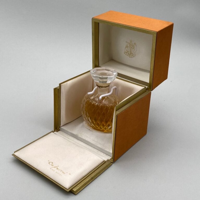 NINA RICCI, pour "Capricci"', 1 flacon en cristal de Marc Lalique, bouchon émer…