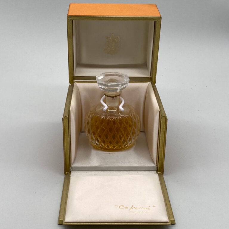 NINA RICCI, pour "Capricci"', 1 flacon en cristal de Marc Lalique, bouchon émer…