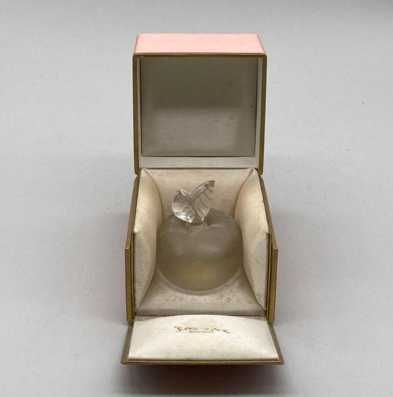 NINA RICCI, pour "Fille d'Eve", flacon pomme de Marc Lalique, bouchon émeri à 2…